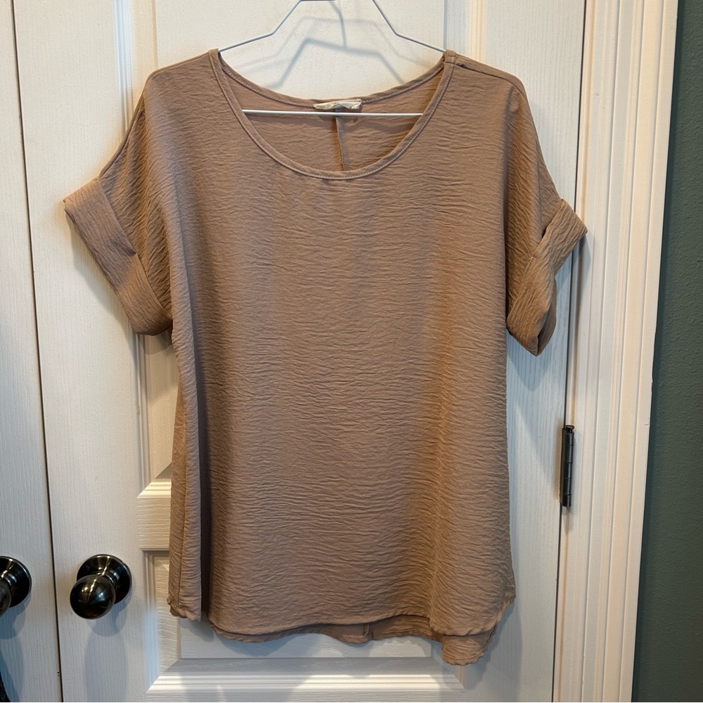 Entro Women’s Tan Cuffed Short Sleeve Oversized Textured Top Size Small